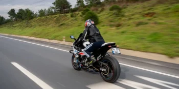 Czy odcinkowy pomiar prędkości łapie motocykle?