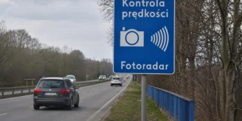 Fotoradar – jaki znak informuje o kontroli prędkości?