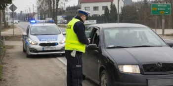 Kontrola drogowa a przepisy – co może policjant, a co kierowca?